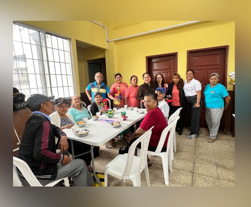 Desayuno con adultos mayores