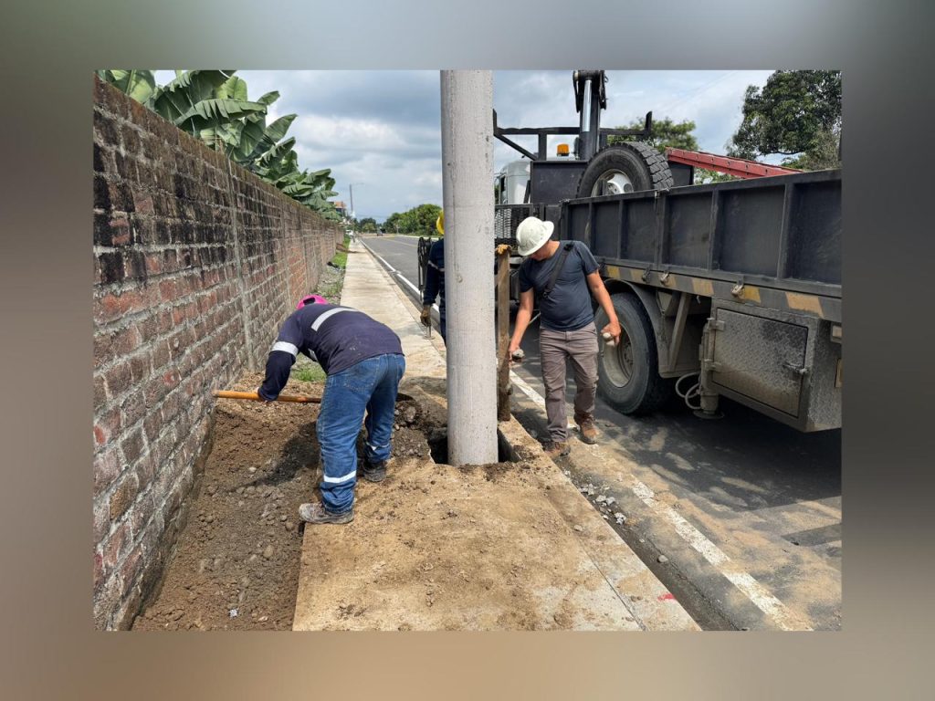 Colocación de postes de alumbrado público